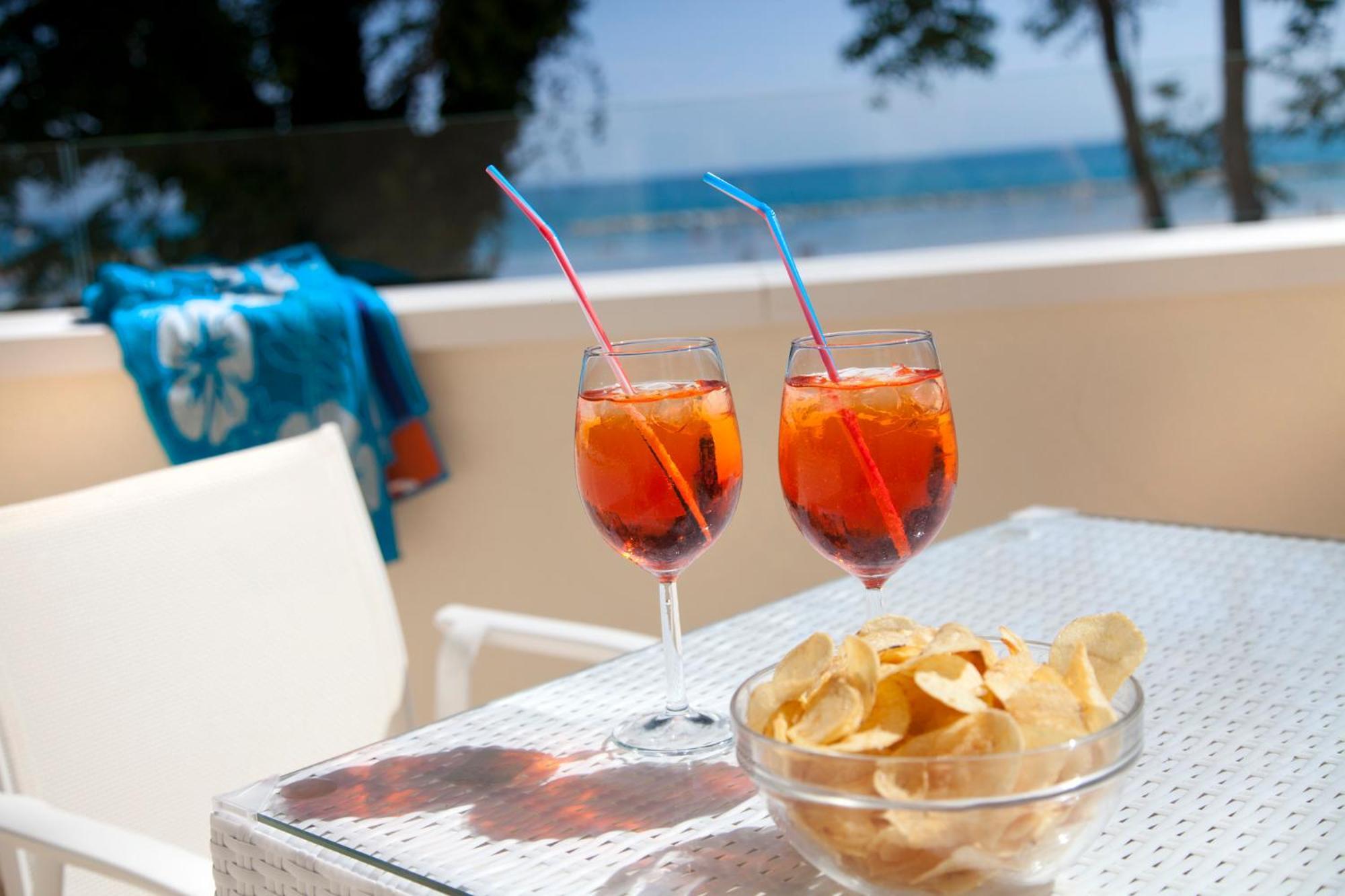 Marina Beach Suite Hotel Римини Экстерьер фото