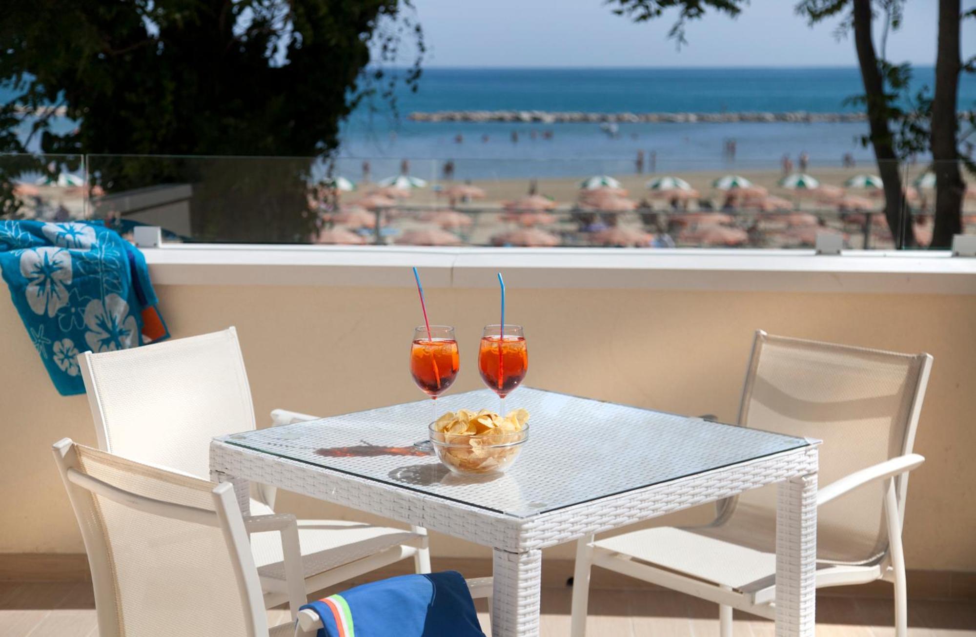 Marina Beach Suite Hotel Римини Экстерьер фото