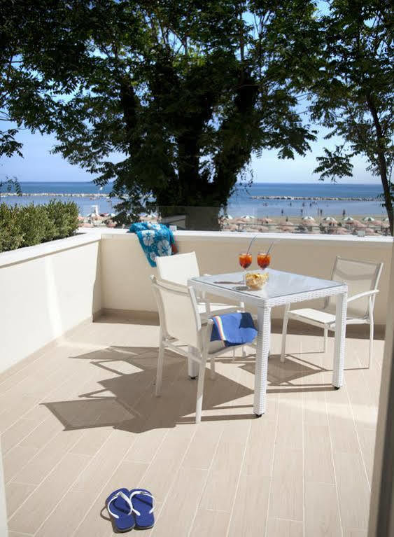 Marina Beach Suite Hotel Римини Экстерьер фото